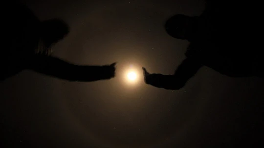 Ay halesi oluştu, vatandaşlar telefonlarına sarıldı