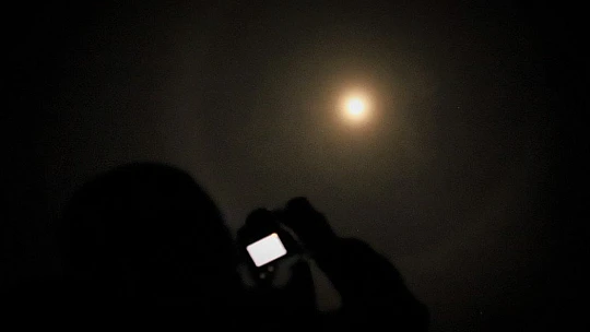 Ay halesi oluştu, vatandaşlar telefonlarına sarıldı