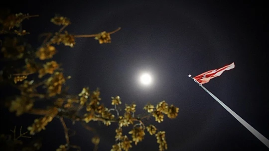 Ay halesi oluştu, vatandaşlar telefonlarına sarıldı