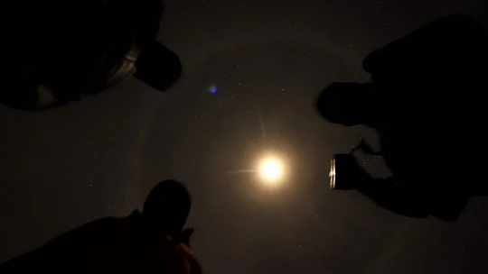 Ay halesi oluştu, vatandaşlar telefonlarına sarıldı