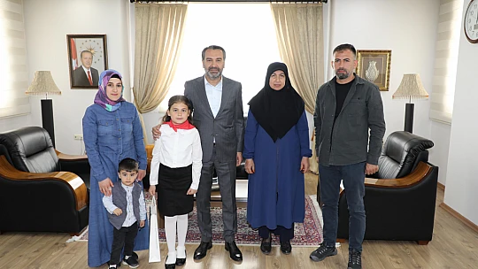 Başkanlık koltuğuna minik Tutar oturdu, talimatını verdi