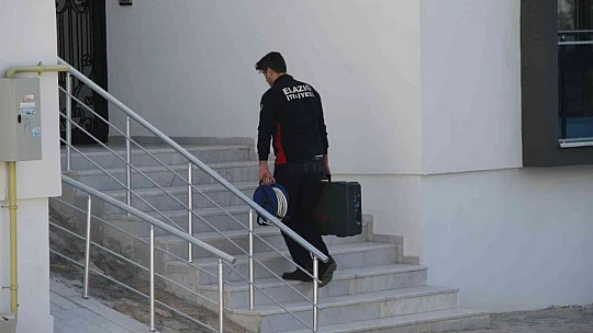 Bacadan binaya girdi, girdiği yerde sıkışınca yardımına itfaiye ekipleri yetişti