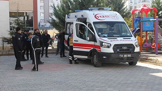 Bacadan binaya girdi, girdiği yerde sıkışınca yardımına itfaiye ekipleri yetişti