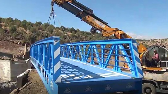 Baharda karların erimesi ile coşan Dipni Çayı üzerine köprü yapıldı