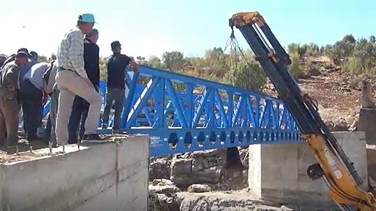 Baharda karların erimesi ile coşan Dipni Çayı üzerine köprü yapıldı