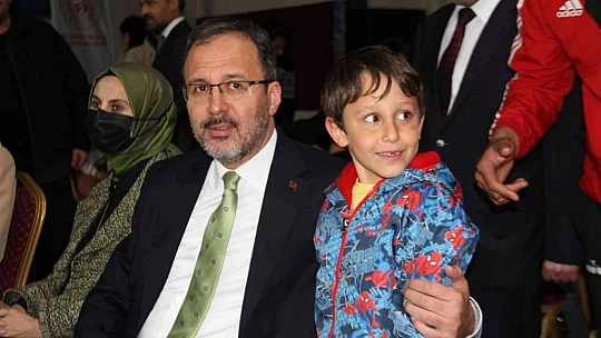 Bakan Kasapoğlu, Elazığ'da gençlerle bir araya geldi