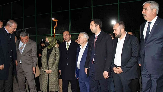 Bakan Kasapoğlu, Elazığ'da gençlerle bir araya geldi