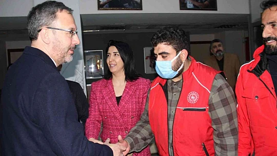 Bakan Kasapoğlu, Elazığ'da gençlerle bir araya geldi