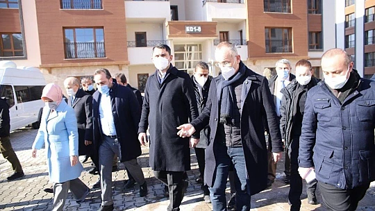 Bakan Kurum'a yaptığı maket evi hediye etti