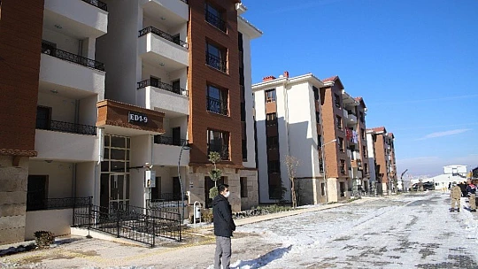 Bakan Kurum'a yaptığı maket evi hediye etti