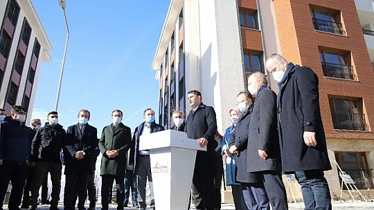 Bakan Kurum'a yaptığı maket evi hediye etti