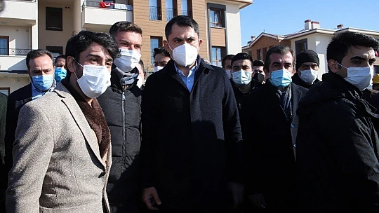Bakan Kurum'a yaptığı maket evi hediye etti