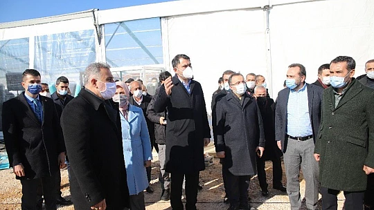 Bakan Kurum'a yaptığı maket evi hediye etti