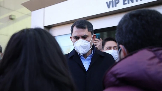 Bakan Kurum'a yaptığı maket evi hediye etti