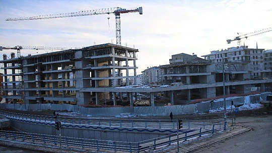 Bakan Kurum'a yaptığı maket evi hediye etti