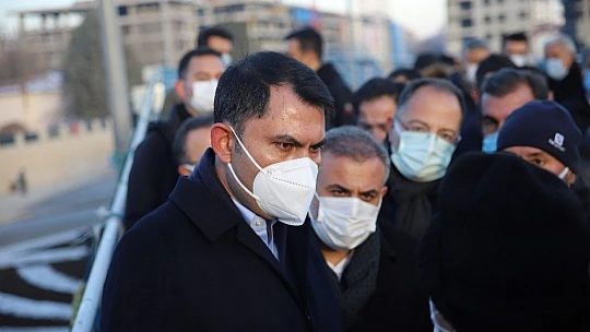 Bakan Kurum'a yaptığı maket evi hediye etti