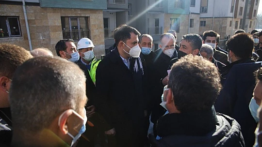 Bakan Kurum'a yaptığı maket evi hediye etti