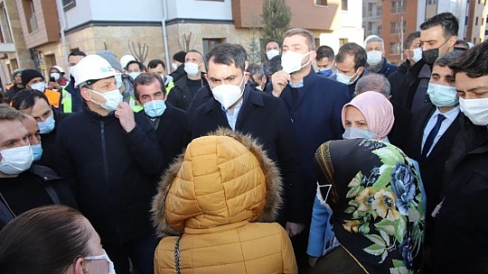 Bakan Kurum'a yaptığı maket evi hediye etti