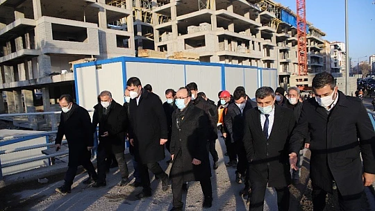 Bakan Kurum'a yaptığı maket evi hediye etti