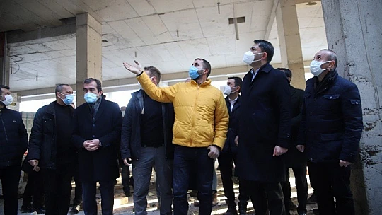 Bakan Kurum'a yaptığı maket evi hediye etti