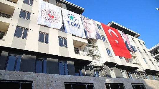 Bakan Kurum'a yaptığı maket evi hediye etti