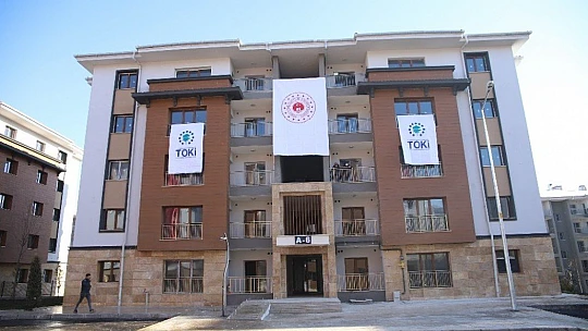 Bakan Kurum'a yaptığı maket evi hediye etti