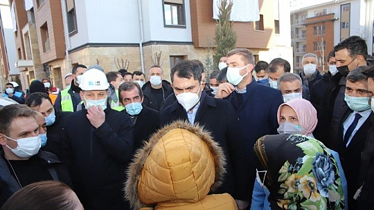 Bakan Kurum'a yaptığı maket evi hediye etti