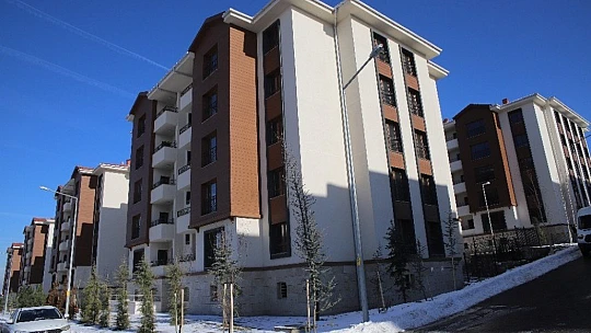 Bakan Kurum'a yaptığı maket evi hediye etti