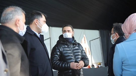 Bakan Kurum, deprem konutlarını inceledi