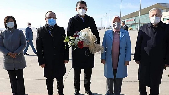 Bakan Kurum, deprem konutlarını inceledi