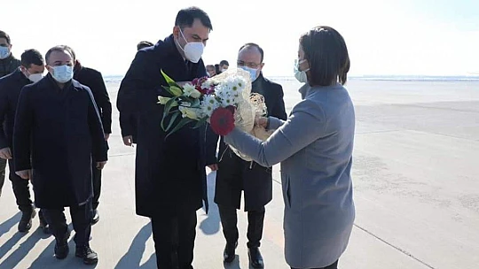 Bakan Kurum, deprem konutlarını inceledi