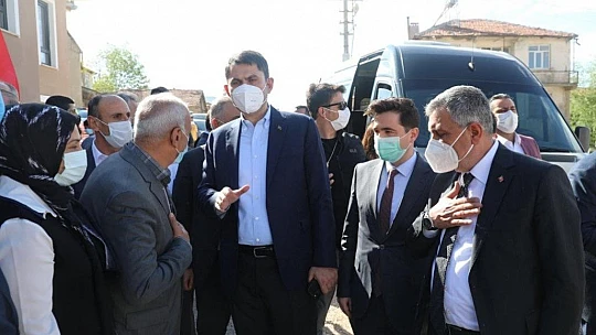 Bakan Kurum, depremin merkez üssü Sivrice'de inceleme yaptı