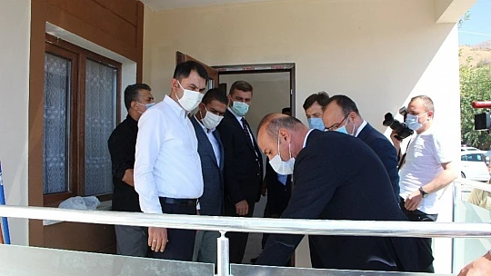 Bakan Kurum, şantiyeye dönen Elazığ'da deprem konutlarını inceledi