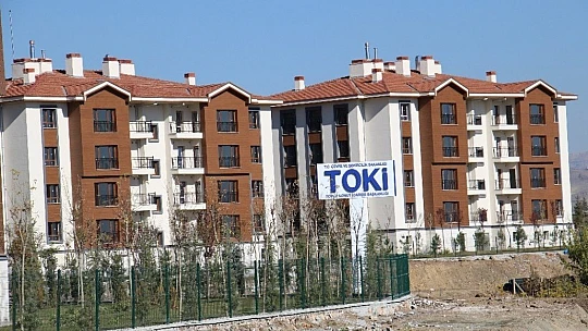 Bakan Kurum, tamamlanan deprem konutlarını inceledi