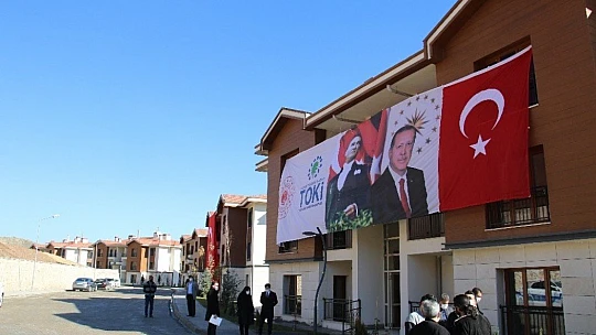Bakan Kurum, tamamlanan deprem konutlarını inceledi