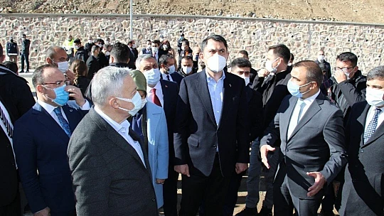 Bakan Kurum, tamamlanan deprem konutlarını inceledi