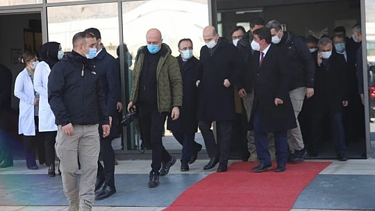 Bakan Soylu, Şehit Fethi Sekin'in  babası ile kanaat önderi Nazırlı'yı hastanede ziyaret etti