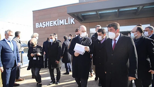 Bakan Soylu, Şehit Fethi Sekin'in  babası ile kanaat önderi Nazırlı'yı hastanede ziyaret etti