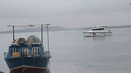Balık tutmak için ağları gerdirirken tekneden düşüp suda kayboldu