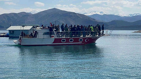 Balıkçılar en büyük balığı yakalamak için yarıştı
