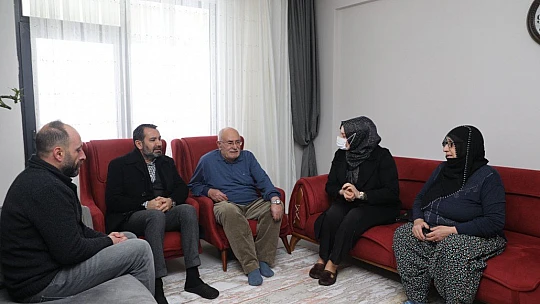 Başkan Şerifoğulları depremde yakınlarını kaybeden ailelerle bir araya geldi
