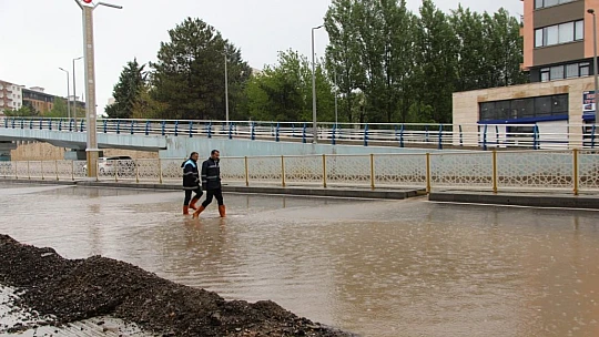 Başkan Şerifoğulları yağış sonrası sahaya inerek incelemelerde bulundu