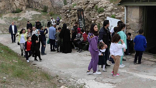Bayram tatilinde vatandaşlar Harput'a akın etti