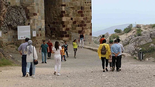 Bayram tatilinde vatandaşlar Harput'a akın etti