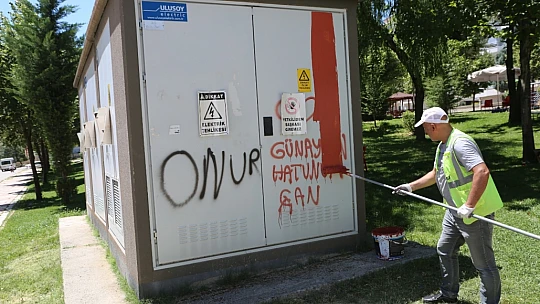 Belediye Ekipleri Duvar Yazılarını Temizledi