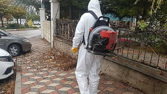 Belediye ekiplerinden yaprak üfleme makinesi ile sonbahar temizliği
