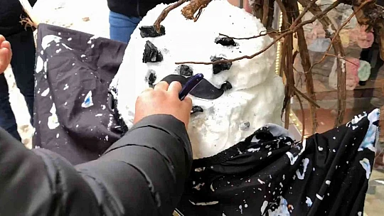 Berber müşteri bulamayınca kardan adamı tıraş etti