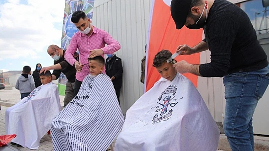 Berberler, depremzede çocuklara hizmet vermek için sıraya girdi