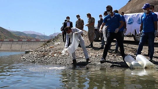 Beyhan Barajı'na 50 bin sazan yavrusu bırakıldı