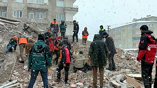 İHH Elazığ İnsani Yardım Derneği deprem bölgesinde